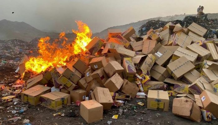 تعز.. إتلاف أكثر من 1000 كرتون جبن منتهية الصلاحية 1 تعز.. إتلاف أكثر من 1000 كرتون جبن منتهية الصلاحية