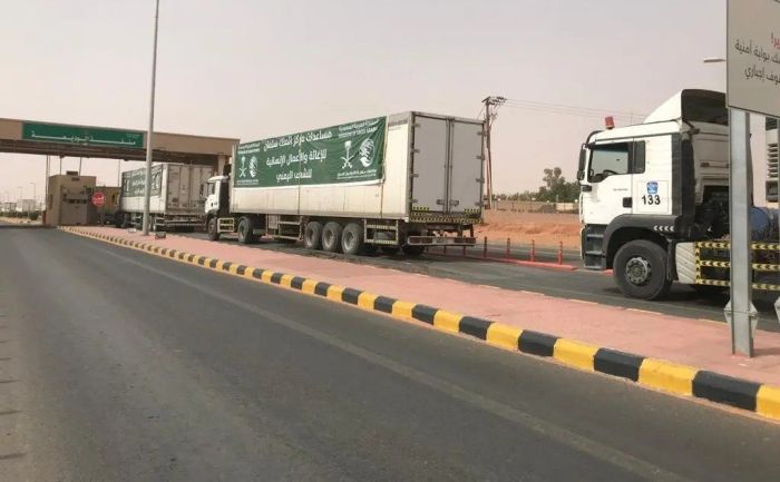 بدعم السعودية.. عبور 294 شاحنة منفذ الوديعة تحمل مساعدات اغاثية لعدد من المحافظات