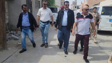 مدير عام المنصورة يتفقد مشروع الرصف الحجري بمنطقة ريمي
