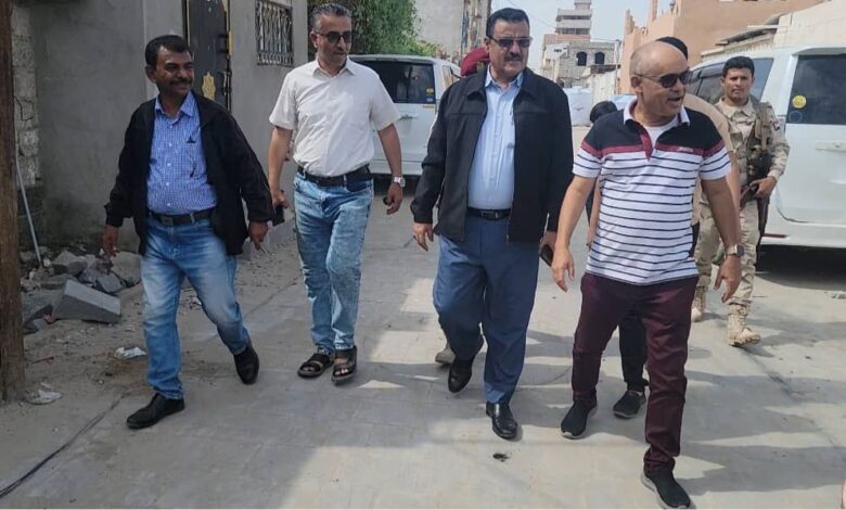مدير عام المنصورة يتفقد مشروع الرصف الحجري بمنطقة ريمي 1 مدير عام المنصورة يتفقد مشروع الرصف الحجري بمنطقة ريمي