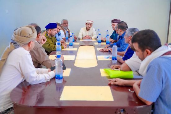 محافظ شبوة يعقد اجتماعات مع قيادات ميفعة لتعزيز الأداء الخدمي