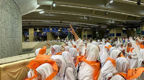 أفواج الحجاج تبدأ رمي الجمرات في مشعر منى