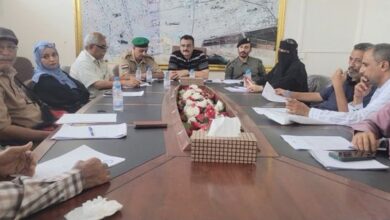 أداء المكاتب الخدمية وأزمة غاز السيارات في صدارة اجتماع تنفيذي المنصورة بعدن