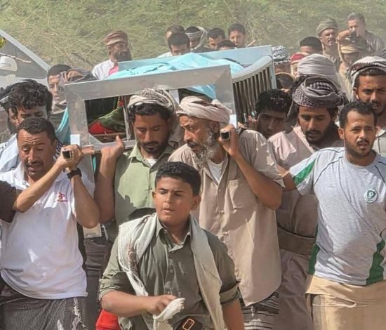 شبوة تودع شهيد التقطع وتطالب بسرعة القبض على الجناة وتعزيز الأمن