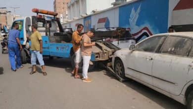 عدن.. تواصل حملة إزالة السيارات المتهالكة لتحسين مظهر شوارع المنصورة