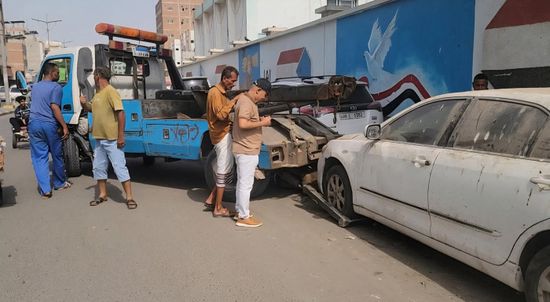 عدن.. تواصل حملة إزالة السيارات المتهالكة لتحسين مظهر شوارع المنصورة 1 عدن.. تواصل حملة إزالة السيارات المتهالكة لتحسين مظهر شوارع المنصورة