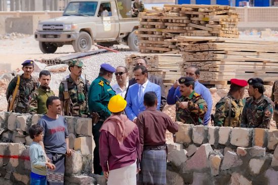 محافظ شبوة يتفقد مشاريع حيوية في عتق ويشيد بالدعم الإماراتي لقطاعي الطاقة والصحة 1 محافظ شبوة يتفقد مشاريع حيوية في عتق ويشيد بالدعم الإماراتي لقطاعي الطاقة والصحة