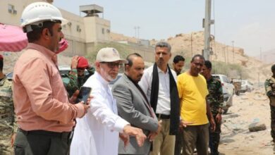 محافظ حضرموت يتفقد جسر المنورة ضمن مشروع خور المكلا السياحي ويثمن جهود المنفذين
