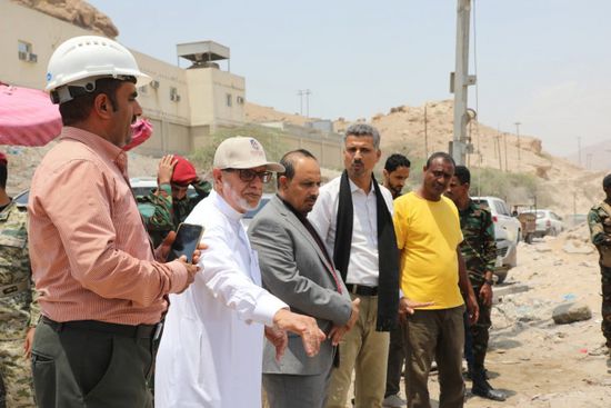 محافظ حضرموت يتفقد جسر المنورة ضمن مشروع خور المكلا السياحي ويثمن جهود المنفذين