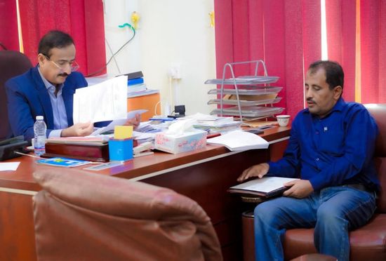 محافظ شبوة يؤكد دعم السلطة المحلية لجهود تعزيز الأمن المائي وتوسيع مشاريع مياه الريف