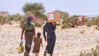 الهلال الأحمر الإماراتي يسيّر قافلة إغاثية عاجلة إلى المناطق الصحراوية في شبوة