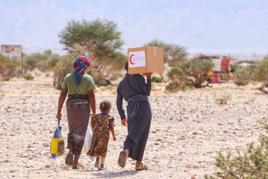 الهلال الأحمر الإماراتي يسيّر قافلة إغاثية عاجلة إلى المناطق الصحراوية في شبوة