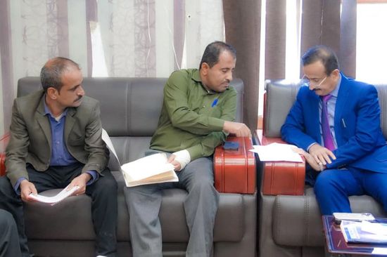 محافظ شبوة يشدّد على تنظيم حفر الآبار وحماية الموارد المائية