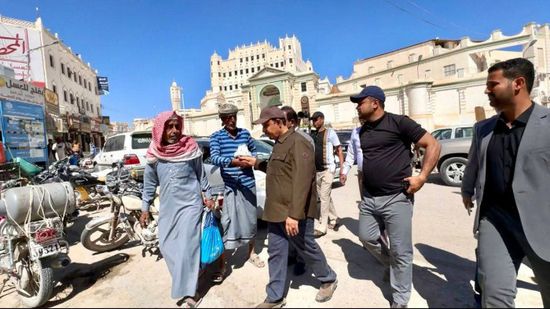 محافظ حضرموت يتفقد سوق سيئون ويوجّه بمعالجات عاجلة للجزء المنهار
