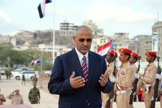 الزُبيدي يحيّي ذكرى الاستقلال بوضع إكليل زهور على نصب شهداء الجنوب في التواهي