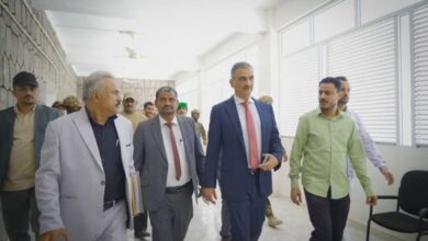 محافظ عدن يطّلع على أعمال تأهيل مكتب التعليم الفني ويؤكد دعم تطوير التدريب المهني