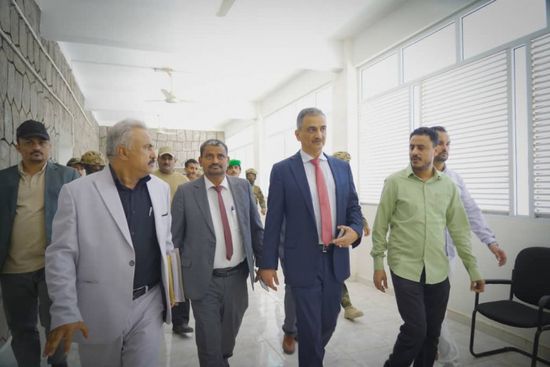 محافظ عدن يطّلع على أعمال تأهيل مكتب التعليم الفني ويؤكد دعم تطوير التدريب المهني