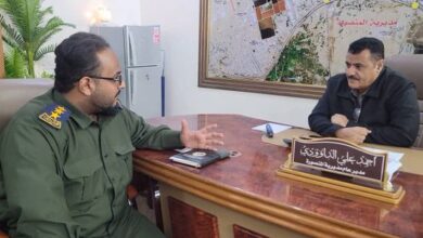 مأمور المنصورة يناقش تعزيز إجراءات تأمين المرافق الحكومية في المديرية