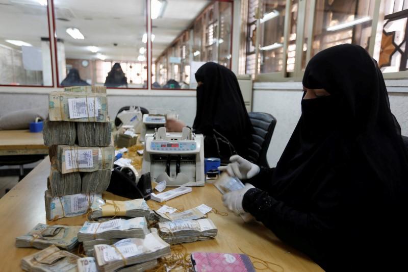 الريال اليمني يقطف ثمار إتفاق الرياض ومكاسب متوقعة في سوق الصرف 1 الريال اليمني يقطف ثمار إتفاق الرياض ومكاسب متوقعة في سوق الصرف