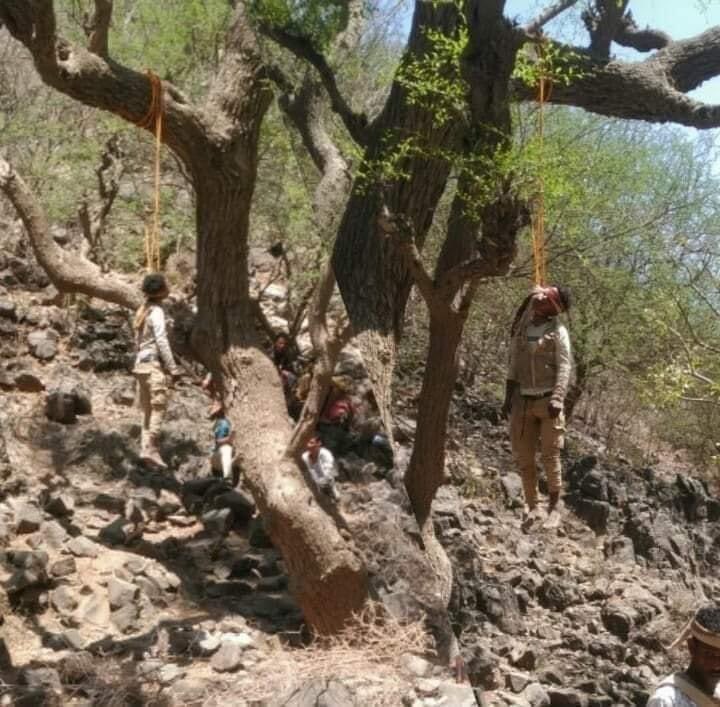 صور صادمة.. مليشيا الحوثي تنفذ عمليات اعدام ميدانية بحق اهالي الحيمة في تعز 1 صور صادمة.. مليشيا الحوثي تنفذ عمليات اعدام ميدانية بحق اهالي الحيمة في تعز