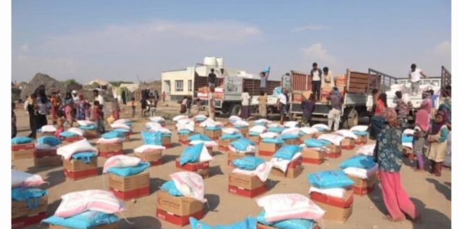 الهلال الإماراتي يواصل توزيع السلال الغذائية للنازحين في الخوخة