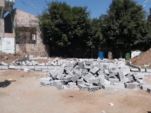 مليشيا الحوثي تسطو على مساحة عامة أمام مبنى الاستاد الرياضي في إب 1 مليشيا الحوثي تسطو على مساحة عامة أمام مبنى الاستاد الرياضي في إب