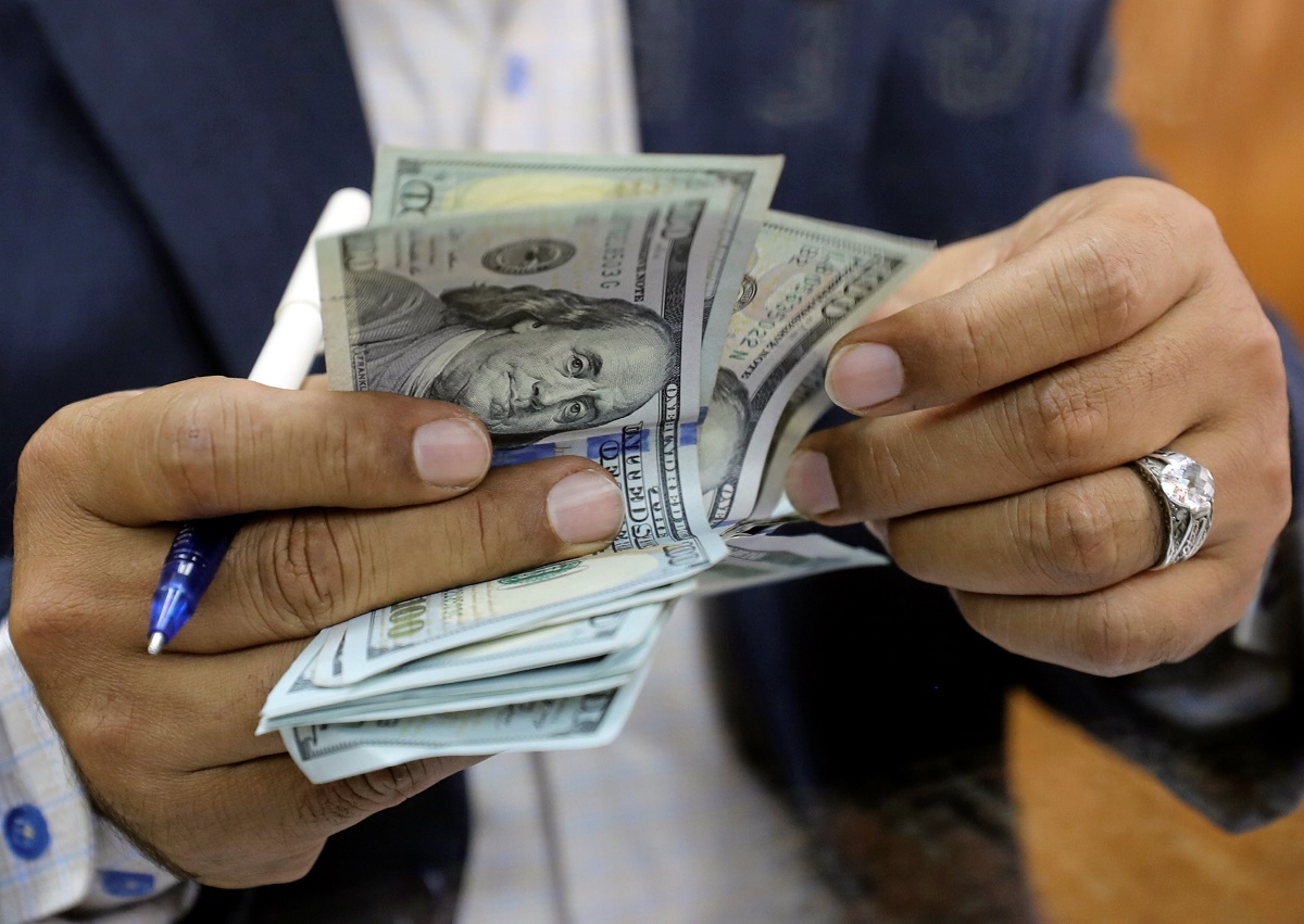 اسعار العملات حائرة في عدن وسط تدخلات إيجابية 1 اسعار العملات حائرة في عدن وسط تدخلات إيجابية