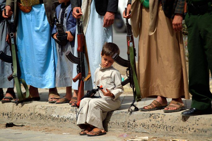 "اليد الحمراء".. الحوثي يرسل الاف الاطفال إلى محارق القتال في اليمن 1 "اليد الحمراء".. الحوثي يرسل الاف الاطفال إلى محارق القتال في اليمن