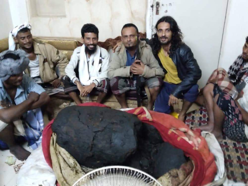 عدن.. صيادون يعثرون على قطعة “عنبر” تُقدّر قيمتها بالملايين (صورة) 1 عدن.. صيادون يعثرون على قطعة “عنبر” تُقدّر قيمتها بالملايين (صورة)
