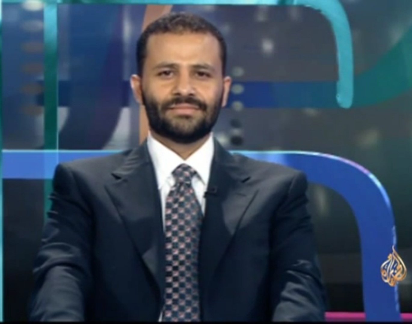 حميد الأحمر حين يقول جزءاً مِن الحقيقة ثم يغالط