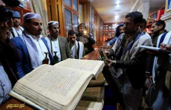 الحوثيون يزعمون إيداع مصحف بخط ”علي بن ابي طالب” في الجامع الكبير بصنعاء 1 الحوثيون يزعمون إيداع مصحف بخط ”علي بن ابي طالب” في الجامع الكبير بصنعاء