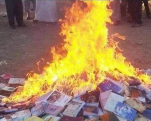 مليشيا الحوثي تُحرق مجلدات من الكتب الثمينة في أشهر مكتبة دينية باليمن 1 مليشيا الحوثي تُحرق مجلدات من الكتب الثمينة في أشهر مكتبة دينية باليمن