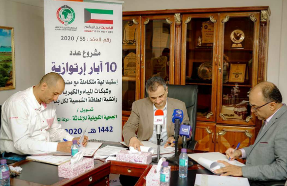 محافظ عدن يشهد مراسم توقيع إتفاقية مشروع حفر 10 آبار استبدالية في حقل بئر ناصر للمياه 1 محافظ عدن يشهد مراسم توقيع إتفاقية مشروع حفر 10 آبار استبدالية في حقل بئر ناصر للمياه