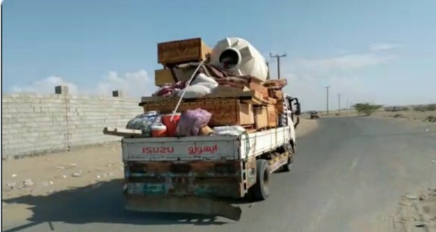 قذائف الحوثي تدفع سكان حي منظر إلى موجة نزوح جديدة 1 قذائف الحوثي تدفع سكان حي منظر إلى موجة نزوح جديدة
