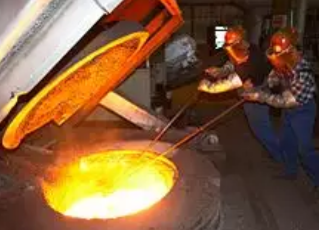 رجل صيني يلقي بنفسه في فرن لصهر الحديد بعد خسارته في البورصة 1 رجل صيني يلقي بنفسه في فرن لصهر الحديد بعد خسارته في البورصة