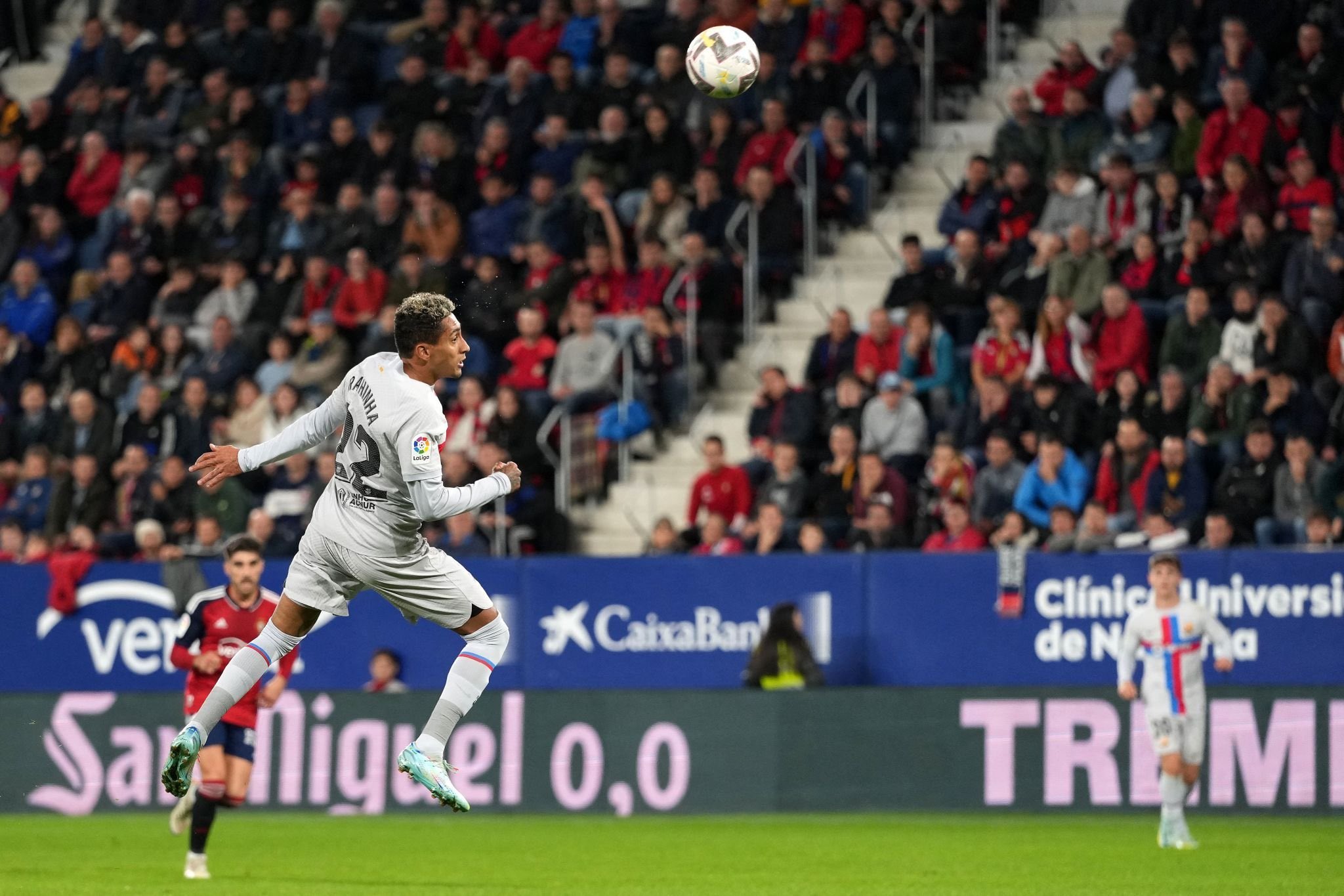 برشلونة يفوز علي أوساسونا 2-1 وينفرد بصدارة الدوري الإسباني