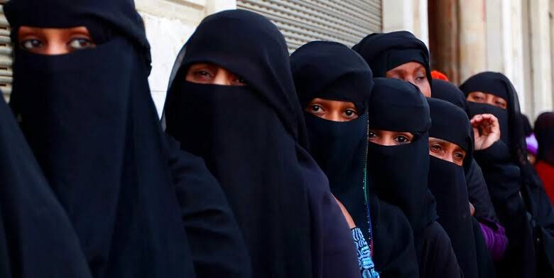 الحكومة تطالب بتحرك دولي لايقاف الانتهاكات الحوثية المستمرة بحق النساء اليمنيات