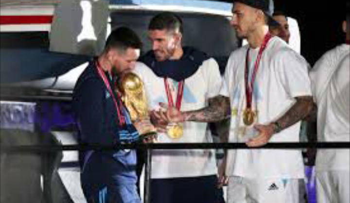 طائرة المنتخب الأرجنتيني إلى مطار إيسيسا الدولي في بوينس آيرس