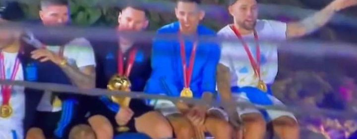 نجاة ميسي وزملاؤه من كارثة وسط الطريق في الأرجنتين