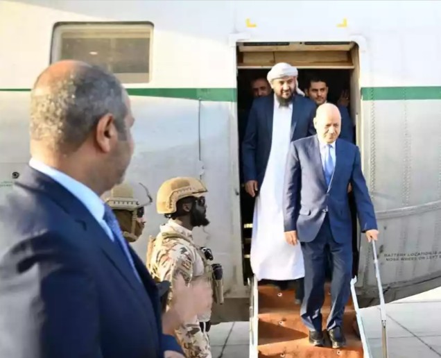 رئيس مجلس القيادة يعود الى العاصمة المؤقتة عدن