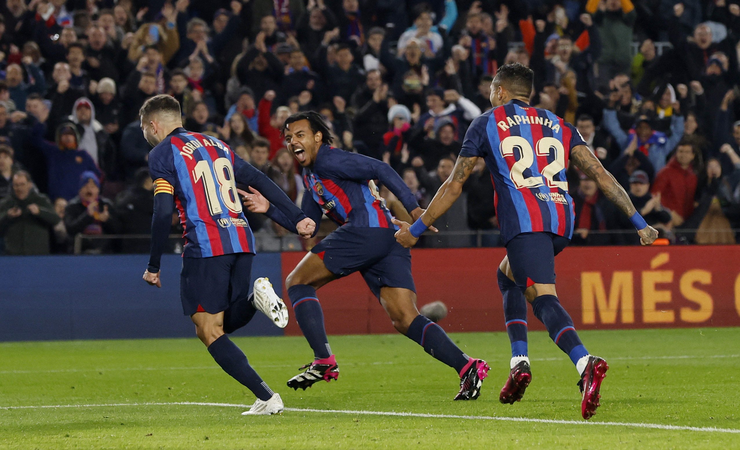 برشلونة يكتسح إشبيلية ويطير بالصدارة في الدوري الإسباني