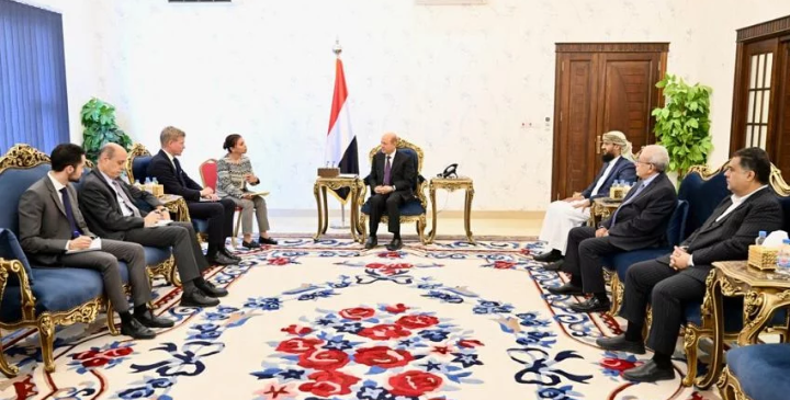 رئيس مجلس القيادة الرئاسي يبحث مع المبعوث الأممي مستجدات الملف اليمني
