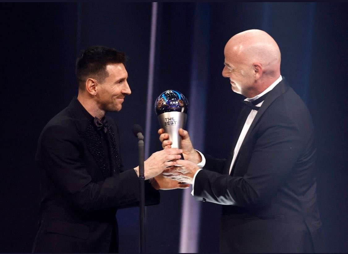 ميسي يتوج بجائزة الفيفا لأفضل لاعب في العالم