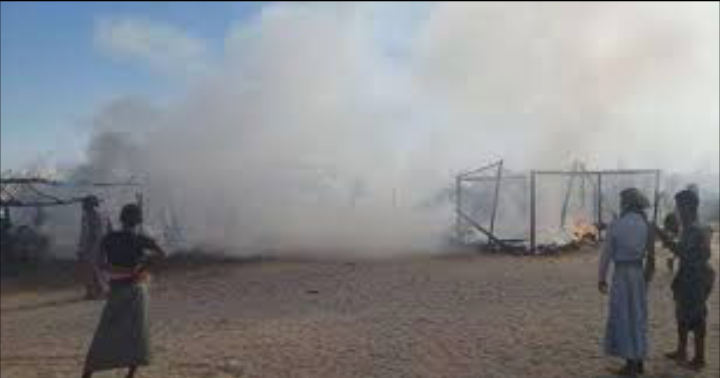 حريق يلتهم مأوى أحد النازحين بمخيم “الميل”شمال مأرب