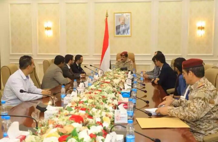 وزير الدفاع يلتقي الصحفيين المحررين من سجون المليشيات الحوثية