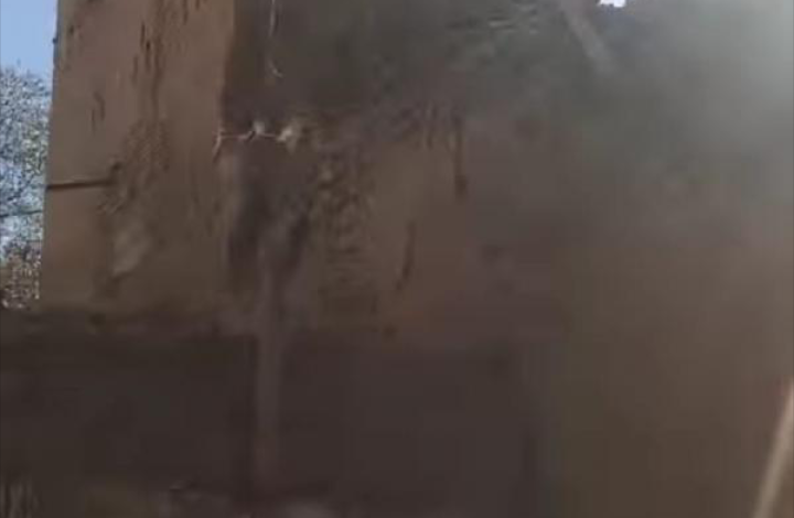 انهيار منزل أثري قديم في أحد أحياء صنعاء التاريخية
