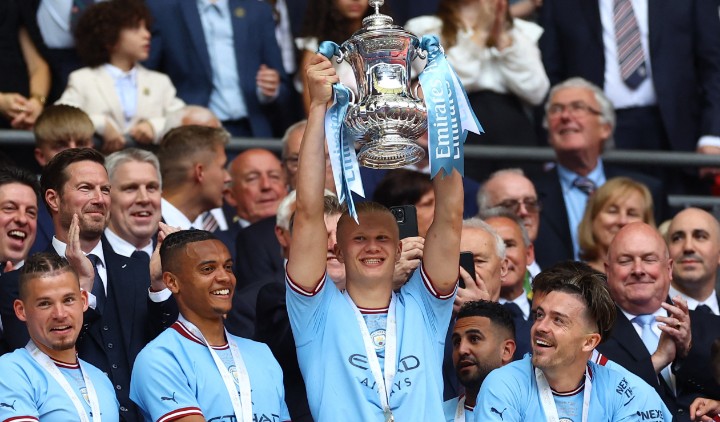 مانشستر سيتي يتوج بلقب كأس الاتحاد الإنجليزي بعد الفوز على اليونايتد 1 مانشستر سيتي يتوج بلقب كأس الاتحاد الإنجليزي بعد الفوز على اليونايتد