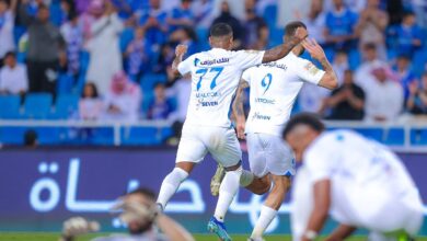 الهلال يفوز على الخليج وينفرد بصدارة الدوري السعودي