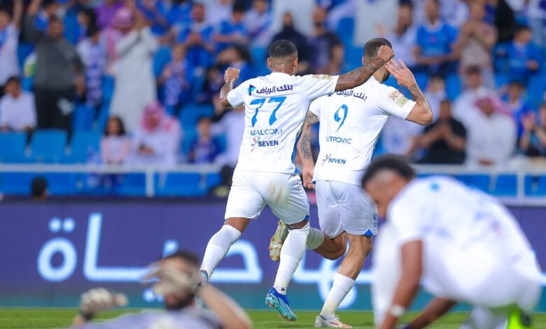 الهلال يفوز على الخليج وينفرد بصدارة الدوري السعودي 1 الهلال يفوز على الخليج وينفرد بصدارة الدوري السعودي