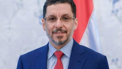 توجيه من رئيس الوزراء بشأن مرتبات الموظفين في الحديدة